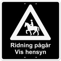Privatrettslig skilt: "Ridning pågår – Vis hensyn", aluminium, 50 x 50 cm